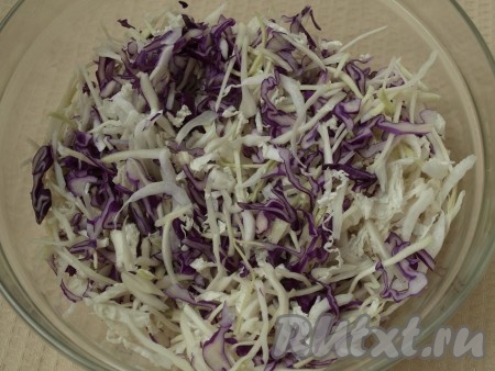Нарезанную капусту перекладываем в миску.
