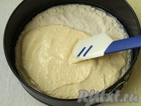 Разогреваем духовку до температуры 180 градусов. В разъёмную форму (я выпекала в форме диаметром 24 сантиметра), застеленную бумагой для выпечки, равномерно выкладываем 1/3 часть мучной крошки, сверху равномерно выкладываем 1/2 творожной массы, затем присыпаем1/3 частью мучной крошки, покрывая творог, распределяем оставшуюся творожную массу. Сверху равномерно распределяем оставшуюся мучную крошку. Ставим форму в духовку и выпекаем венгерскую ватрушку 1 час при температуре 180 градусов.