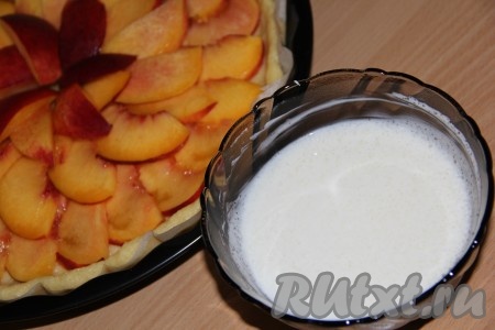 Сделать заливку: соединить сметану с сахаром и хорошо перемешать. 