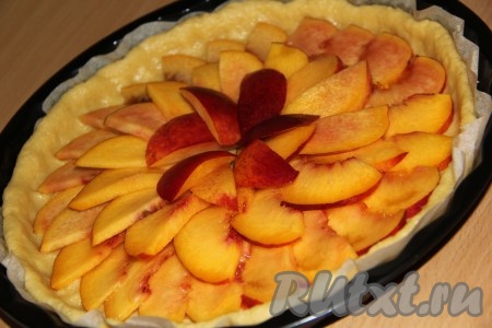 Нектарины вымыть и порезать на тонкие ломтики. Выложить нектарины на тесто.&nbsp;
