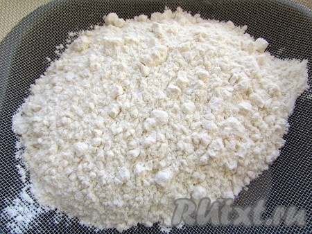 Муку смешайте с разрыхлителем и просейте.