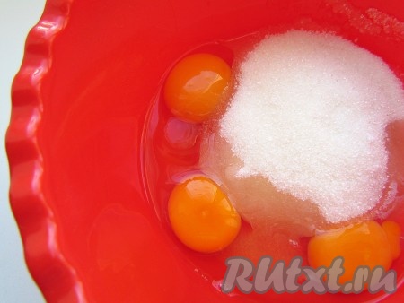 Соедините яйца, сахар и соль.