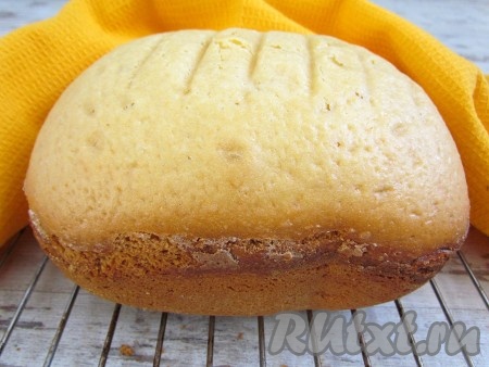 Выставьте нужный режим, вес и цвет корочки. Готовый пирог переверните на решетку и остудите. Посыпьте сахарной пудрой.