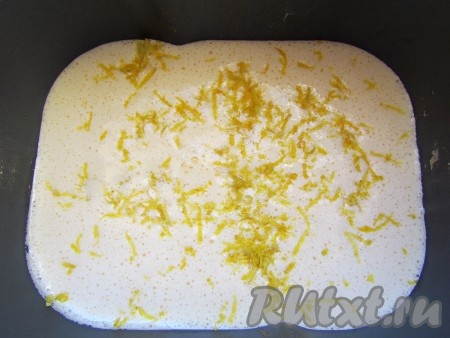 В чашу хлебопечки влейте взбитые в пену яйца с сахаром. Добавьте размягченное сливочное масло, лимонную цедру и сок.
