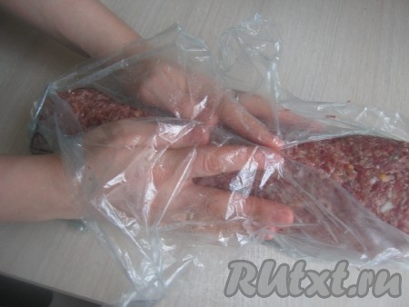 С помощью плёнки придаём рулету ровную форму.
