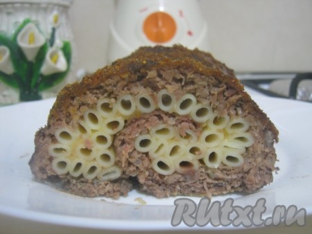 Вот и готов наш рулет с аппетитной и румяной корочкой (у меня на фото он уже остывший).
