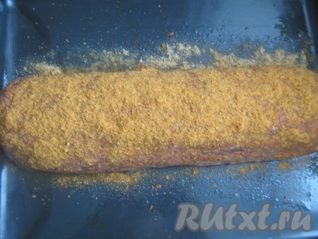 Рулет из фарша и макарон со всех сторон смазываем оставшимся взбитым яичным белком и посыпаем панировочными сухарями (у меня сухари для курицы с добавлением приправ).
