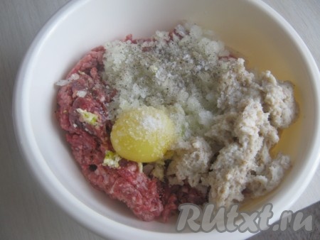 В фарш кладём размоченный батон, яичный желток, лук, зубчик чеснока, пропущенный через пресс, соль, перец и любую приправу по вашему вкусу.
