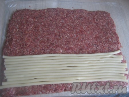 Если всё подходит, как на фото, то убираем верхний слой плёнки и раскладываем макароны.
