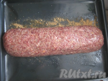 Выкладываем рулет с помощью плёнки на противень. 
