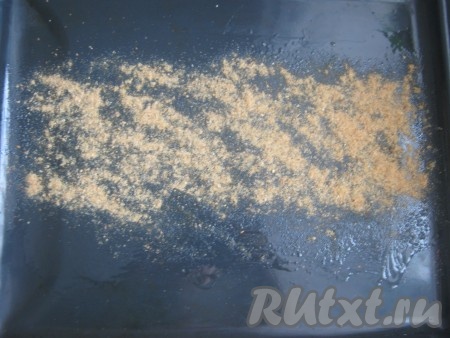 Посыпаем панировочными сухарями.
