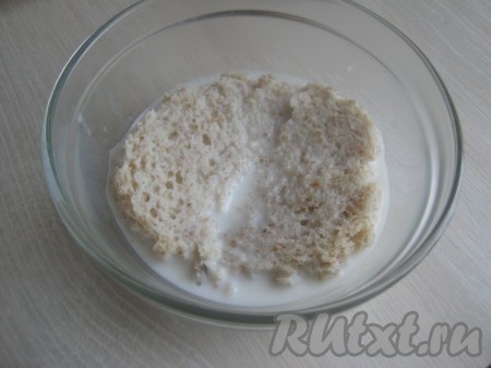 Отвариваем макароны так, как написано на упаковке и заправляем растительным маслом, чтобы не слиплись. С кусочков батона снимаем корочку и заливаем молоком.
