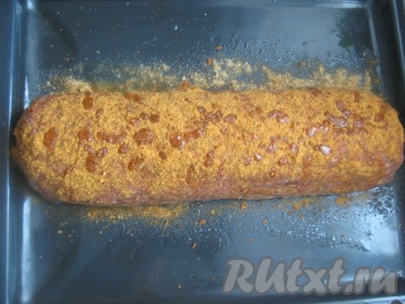 Сверху рулет сбрызгиваем растительным маслом и ножом или вилкой прокалываем в нескольких местах (чтобы при приготовлении рулет не лопнул). Ставим противень в разогретую до 180-200 градусов духовку на 30-40 минут.