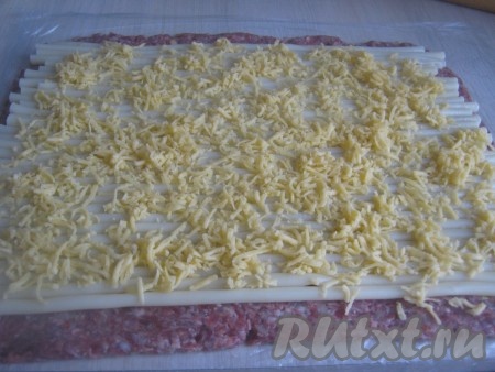 Сверху макароны посыпаем тёртым сыром.
