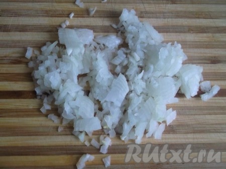 Мелко нарезаем лук.
