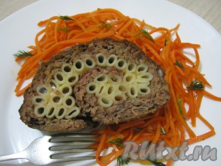 Подаём рулет из фарша и макарон с овощами или любимым соусом.
