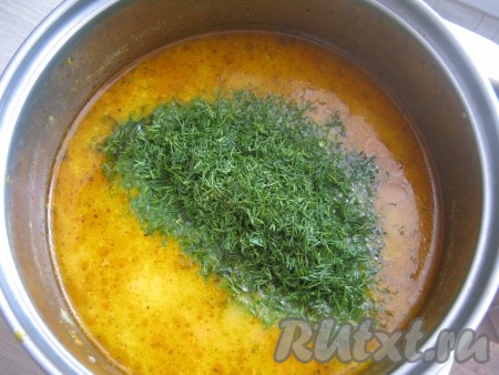 Зелень добавляем в кастрюлю.
