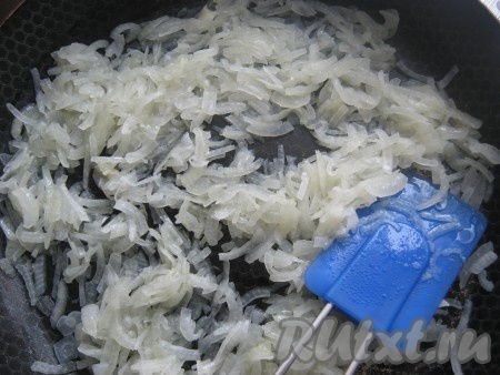 Лук пассируем на растительном масле до прозрачности.
