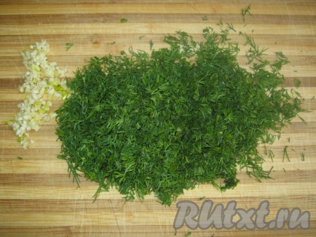 Пока куриные желудочки продолжают тушиться, мы приготовим соус. Мелко рубим зубчик чеснока и зелень.

