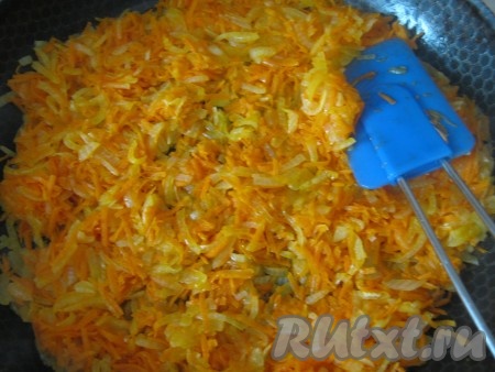 Добавляем её к луку и немного пассируем.
