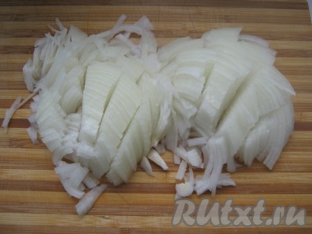 Тем временем &nbsp;режем лук тонкими полукольцами, а потом ещё на 4 части.
