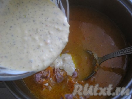 По истечении 30 минут, как куриные желудочки тушатся с овощами, в кастрюлю постепенно вводим соус.
