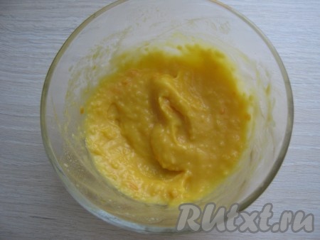 Муку разводим 5-7 столовыми ложками бульона из кастрюли с куриными желудочками.
