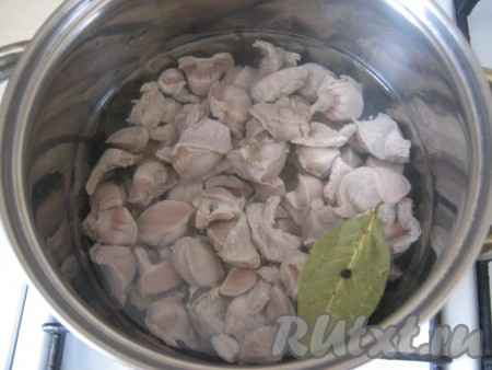 Кастрюлю &nbsp;моем и в неё опять выкладываем желудки. Туда же кладём лавровый лист и 4-5 горошин чёрного перца, заливаем водой (вода должна быть на 2-3 см выше желудочков) и варим с момента закипания 40-50 минут на медленном огне. На это время про них можно забыть.
