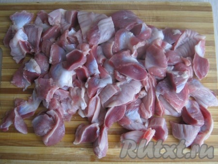 Тщательно очищаем куриные желудки от жёлтой плёнки, срезаем жир и промываем под проточной водой. Промытые желудки режем на 3-4 части.

