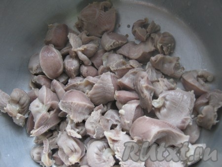 Через 3-5 минут огонь выключаем, перекладываем куриные желудочки в дуршлаг, хорошо промываем под проточной водой.
