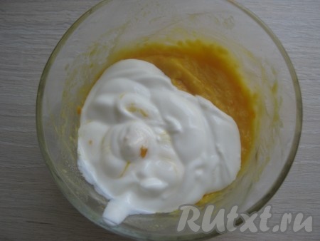 Добавляем 2 столовые ложки сметаны и хорошо перемешиваем.
