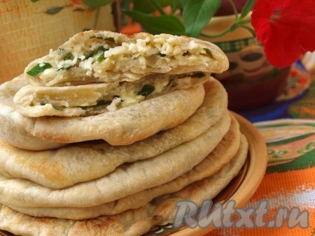 Вкусные лепешки на минеральной воде можно подавать к столу.
