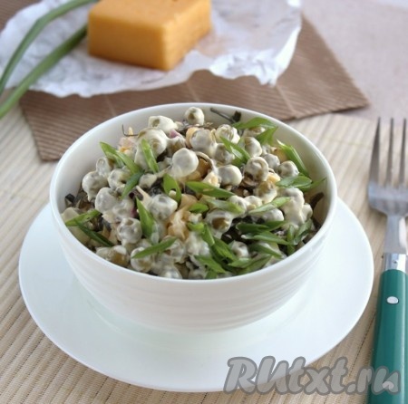 Сверху посыпать нарезанной зеленью, это может быть укроп, петрушка, в моем случае был нарезанный зеленый лук.
