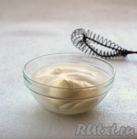 Заправить салат майонезом, но лично я смешивала майонез со сметаной.
