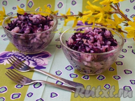 Вкусный, полезный салат из краснокочанной капусты и риса можно подать сразу в качестве гарнира, а можно убрать на 15-20 минут в холодильник, а затем уже подать на стол.
