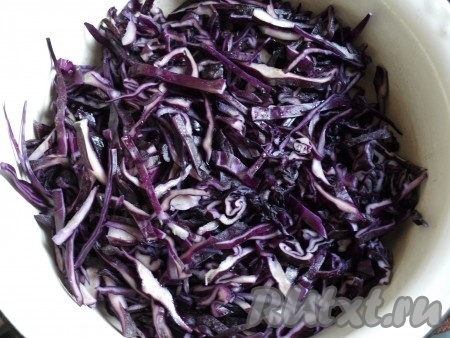 Капусту тонко шинкуем и перетираем с солью.
