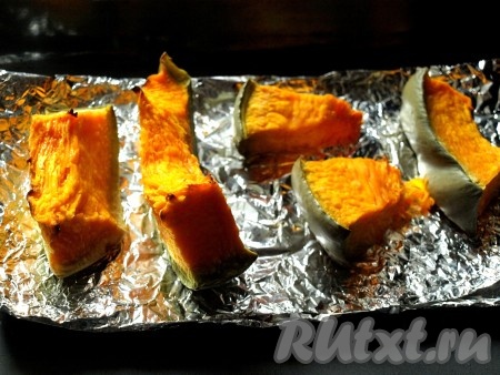 Тыкву нарезаем достаточно крупно и запекаем в духовке до мягкости, измельчаем блендером и остужаем. Для приготовления мороженого нам нужно 100 грамм тыквенного пюре (оставшееся пюре вы можете использовать для приготовления других блюд).