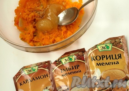Грецкие орехи слегка обжариваем на сковороде. Смешиваем тыквенное пюре, мёд, имбирь, корицу, кардамон и половину орехов.