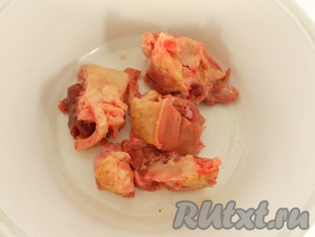 Курицу порезать на части (подойдут крылья, ножки, спинки и т.д.), помыть, сложить в кастрюлю.