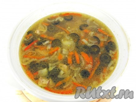 Оливки добавить в суп вместе с порезанным луком. Также добавить нарезанный соломкой сладкий болгарский перец. &nbsp;Всыпать по вкусу приправу для супа и варить на медленном огне еще 15 минут.