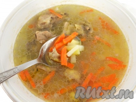 Когда курица будет готова, добавить в кастрюлю картофель и нарезанную брусочками морковь. Варить суп до готовности картофеля и моркови.