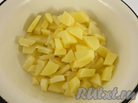 Залить водой, поставить на огонь. Довести до кипения, снять пену, бульон посолить по вкусу. Если курица домашняя, варить минут 40 на слабом огне. Магазинная варится быстрее (20-25 минут). Картофель очистить и порезать небольшими кусочками.