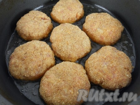 Выложить котлетки на разогретую с растительным маслом сковороду.
