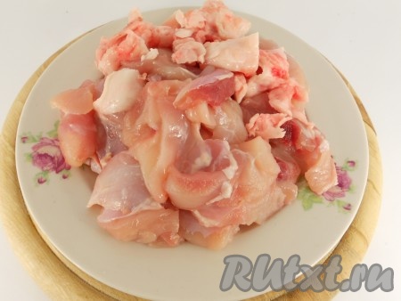 Отделить мясо от костей и порезать небольшими кусочками.