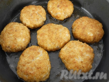 Обжаривать котлеты из кролика с двух сторон на среднем огне до румяной корочки. Чтобы корочка получилась равномерно румяной, котлеты переворачивайте каждую минуту на другую сторону.
