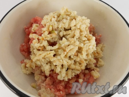 Батон замочить в молоке на 10 минут. Мясо перекрутить на мясорубке вместе с луком и отжатым батоном. Посолить фарш и поперчить.