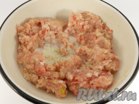 Хорошо перемешать, влить 2 столовые ложки молока, которое осталось от замачивания батона, и еще раз хорошо перемешать фарш.
