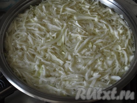 В кастрюлю влить 2 литра воды, добавить обжаренный лук, капусту и довести до кипения.