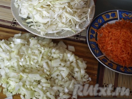 Очистить лук и морковь. Капусту нарезать достаточно тонко. Морковь натереть на крупной тёрке. Лук нарезать на небольшие кубики.