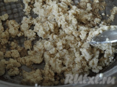 Влить на сковороду оставшееся растительное масло, всыпать муку, обжарить её на среднем огне, помешивая, затем отправить в суп. Довести постный луковый суп до кипения и убрать с огня.